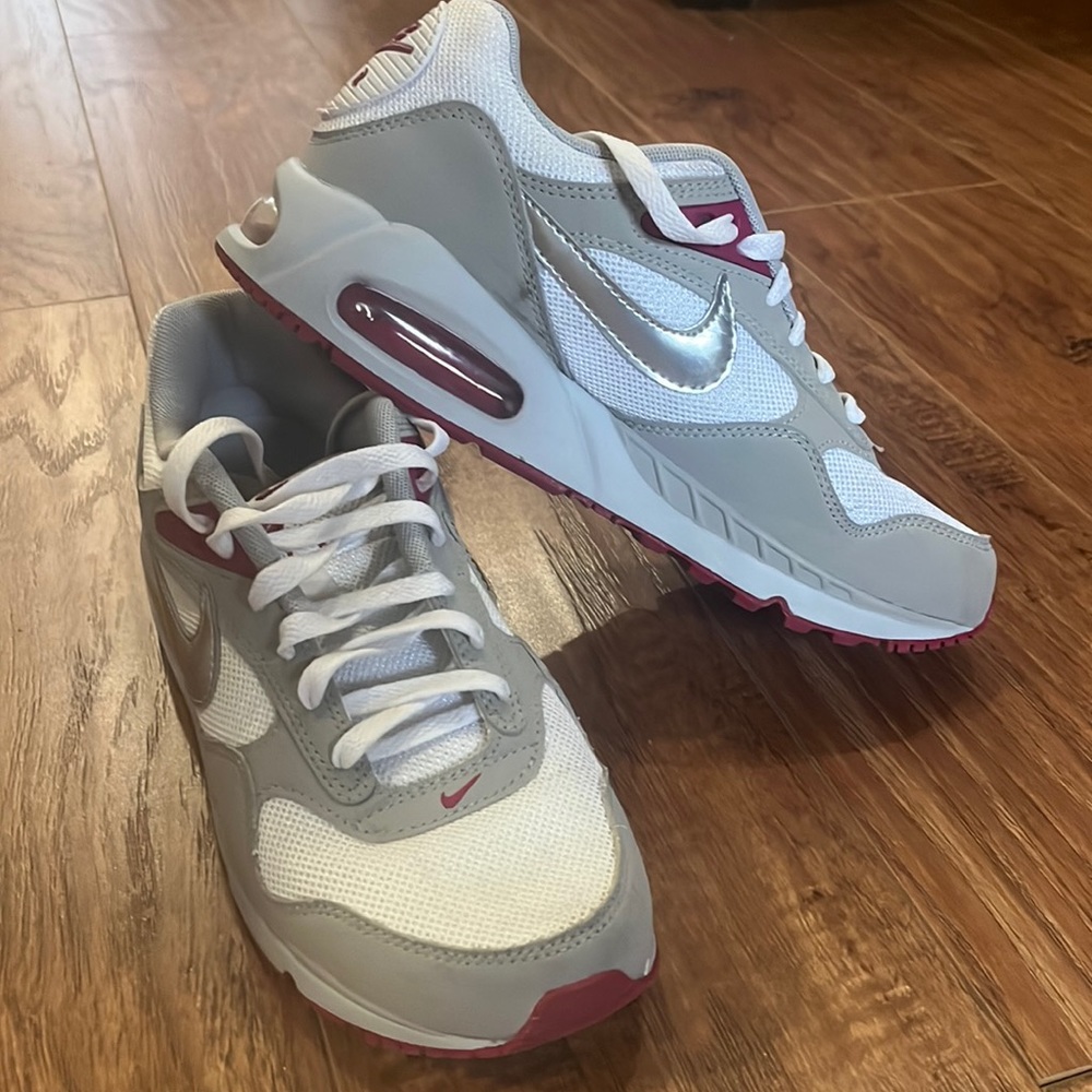 Nike Air Sneakers Shoes almost brand new Size US 7.5